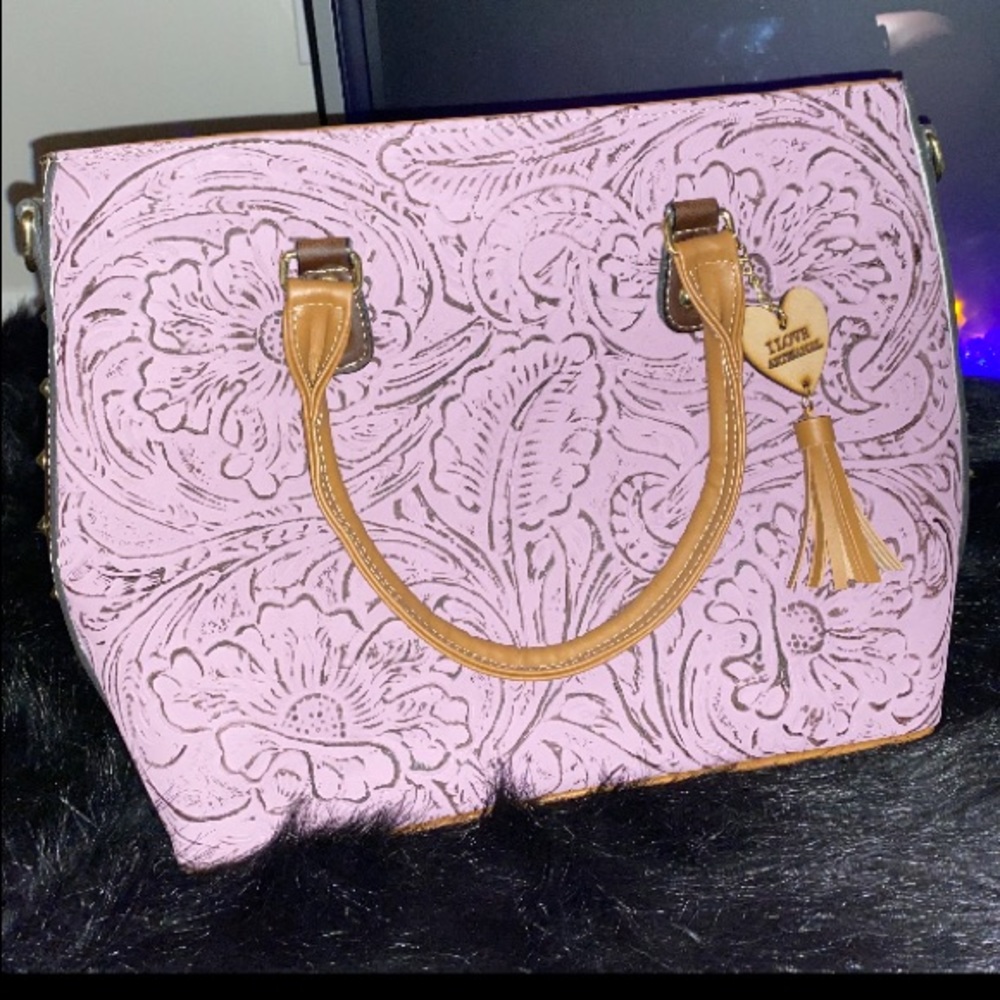 Very huge shoulder bag can put the strap on also